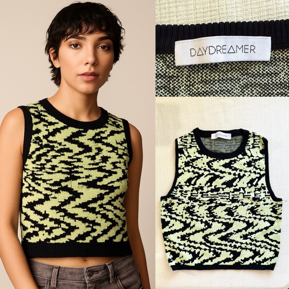 NWOT Daydreamer Abstract Crop Sweater Top